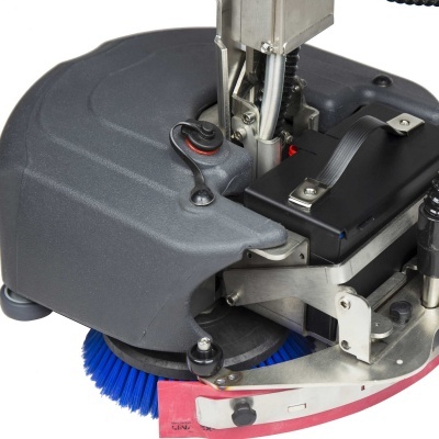 Máquina de varrer industrial cinzenta com escova azul