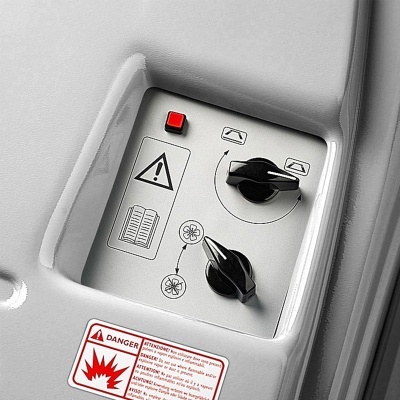 Painel de controlo com botões e símbolos de aviso