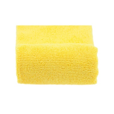 Toalha amarela felpuda dobrada sobre fundo branco