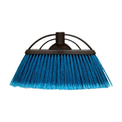Vassoura com cerdas azuis e estrutura preta