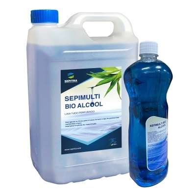Dois recipientes de detergente líquido Sepimulti Bio Álcool em diferentes tamanhos, um bidão branco e uma garrafa azul