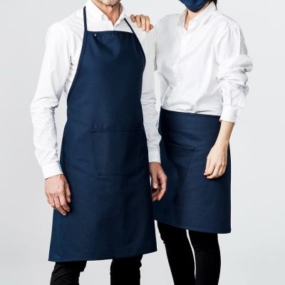 Duas pessoas com aventais azul escuro e camisas brancas em fundo branco