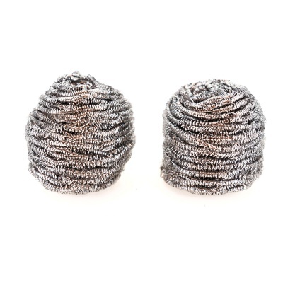 Dois esfregões de aço inoxidável redondos sobre fundo branco