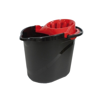 Baldes de limpeza em plástico preto e vermelho com espartilhador vermelho