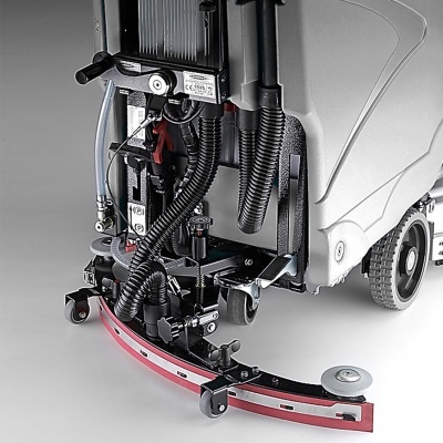 Máquina de limpeza industrial com tubos e barra vermelha