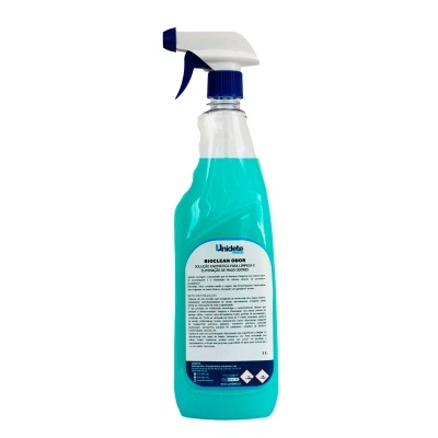 Frasco pulverizador com líquido azul e etiqueta azul e branca