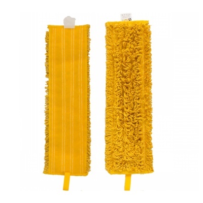Dois panos amarelos para limpeza com diferentes texturas e tiras para pendurar.