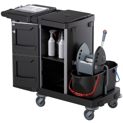 Carrinho de limpeza preto com baldes, mop e garrafas