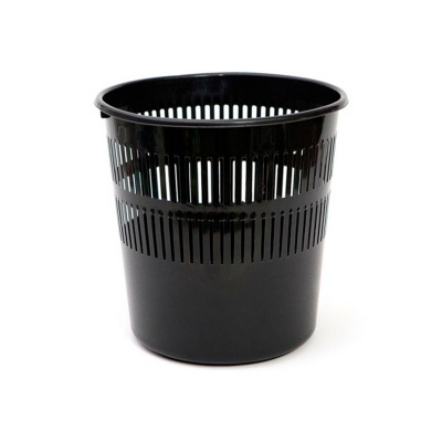 Contentor para lixo em plástico preto com fendas verticais.