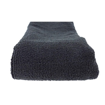 Toalha preta felpuda dobrada sobre fundo branco