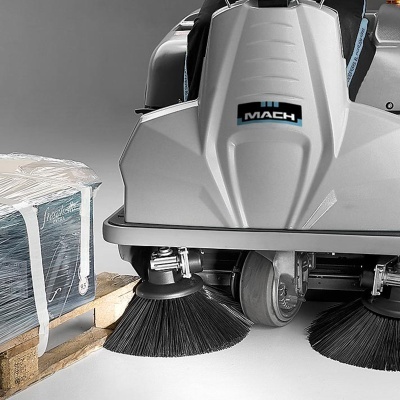 máquina de varrer industrial cinzenta com escovas pretas