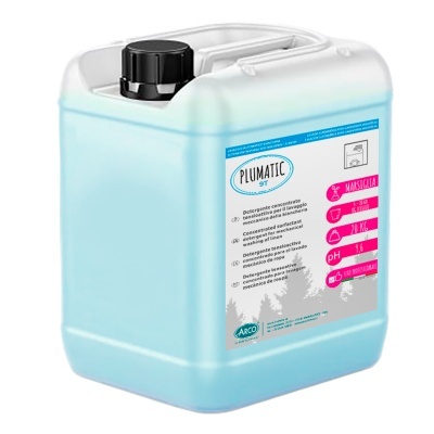 Recipiente azul de detergente concentrado PLUMATIC 97 com tampa preta e rótulo detalhado.