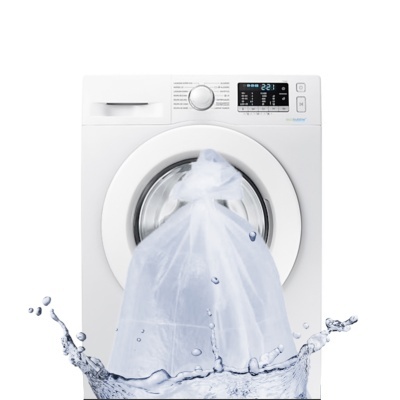 Máquina de lavar roupa branca com saco de malha e respingo de água