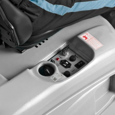 Painel de controlo cinzento com botões e assento preto ao lado