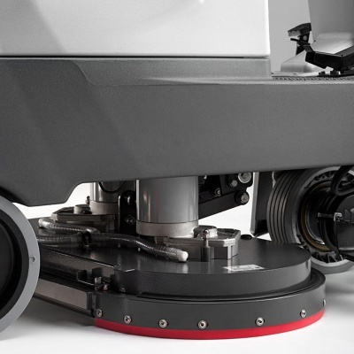 Máquina de limpeza industrial com base preta e vermelha e componentes metálicos