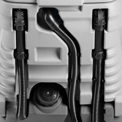 Equipamento cinzento com tubos flexíveis pretos e tampa preta central