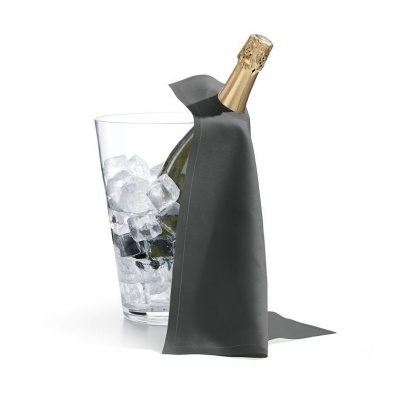 Garrafa de champanhe com capa cinzenta e copo com gelo