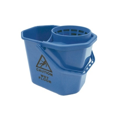 Balde azul para limpeza com compartimento para escorrer e texto de aviso