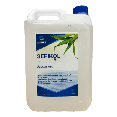Recipiente plástico translúcido com álcool gel SEPIKOL e rótulo azul e branco.
