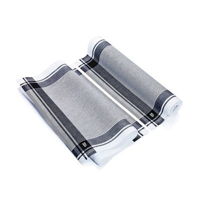 Dois rolos de pano branco com padrão de linhas pretas