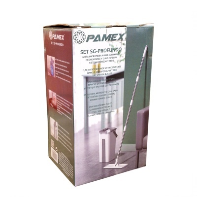 Caixa do conjunto PAMEX esfregona plana com balde e manga extensível numa sala.