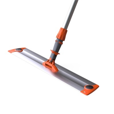 Rodo de limpeza com cabo e base larga metálica prateada com detalhes laranja