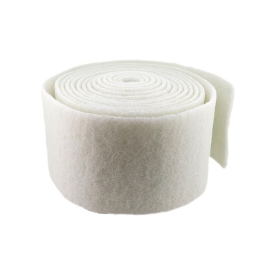 Rolo de feltro branco com textura espessa