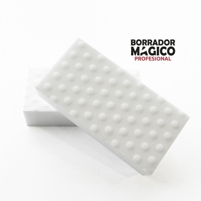 Duas borrachas brancas texturizadas com pontos em relevo e texto BORRADOR MAGICO PROFESIONAL
