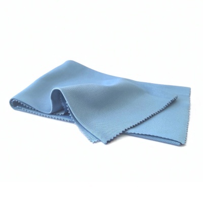 Pano de microfibra azul claro com bordas recortadas