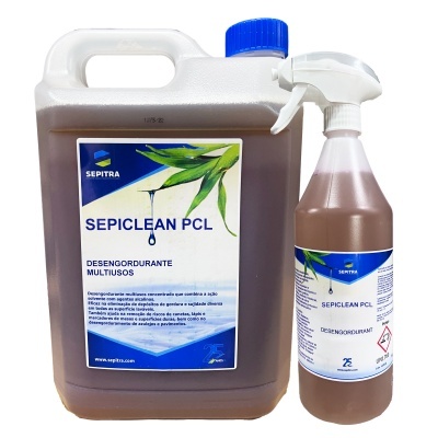 Frascos de desengordurante multiusos SEPICLEAN PCL da marca SEPTIRA, um frasco grande e um frasco spray com líquido castanho