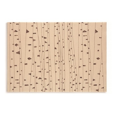 Tapete bege com padrão de troncos de árvores castanhos.