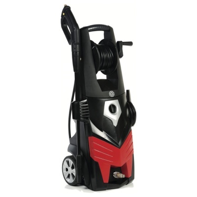 Lavador de alta pressão preto e vermelho com rodas cinza e mangueira enrolada em fundo branco
