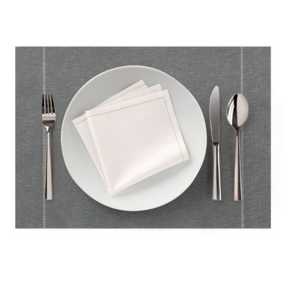 Conjunto de pratos com guardanapo branco e talheres em aço sobre base cinza