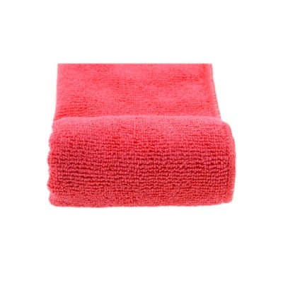 toalha de microfibra rosa coral dobrada com lado enrolado