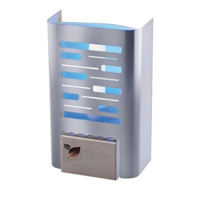 Candeeiro de parede metálico prateado com recortes horizontais e suporte retangular