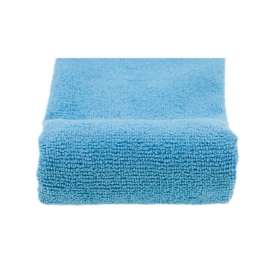 Toalha de microfibra azul clara dobrada