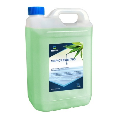 Recipiente de produto de limpeza SEPICLEAN 700 com líquido verde e etiqueta azul e branca