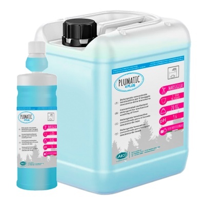 Dois recipientes de detergente concentrado azul com rótulos PLUMATIC PLUS, um frasco pequeno e um contentor grande.