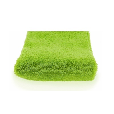 Toalha verde clara felpuda dobrada sobre fundo branco