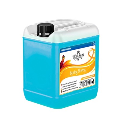 Recipiente azul translúcido com embalagem de produto líquido e etiqueta laranja e branca