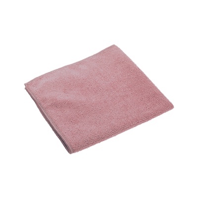 Toalha rosa de microfibra dobrada sobre fundo branco