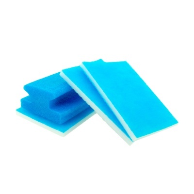 Conjunto de três esponjas azuis com camada branca e uma com recorte para aderência.