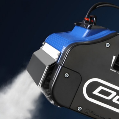 Máquina de limpeza profissional a emitir vapor