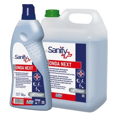 Garrafas de desinfetante detergente Sanify ONDA NEXT, uma pequena azul e outra grande branca com tampas diferentes, com rótulos detalhados.