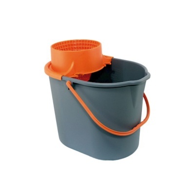 Balde cinzento com esfregona laranja e grelha laranja
