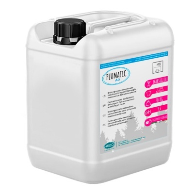 Recipiente branco de detergente concentrado PLUMATIC AD com tampa preta e rótulo colorido.