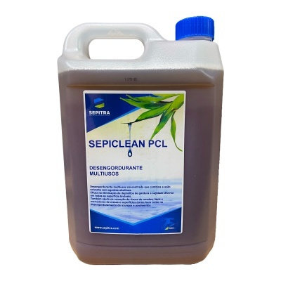 Recipiente plástico translúcido com líquido castanho e etiqueta azul e branca