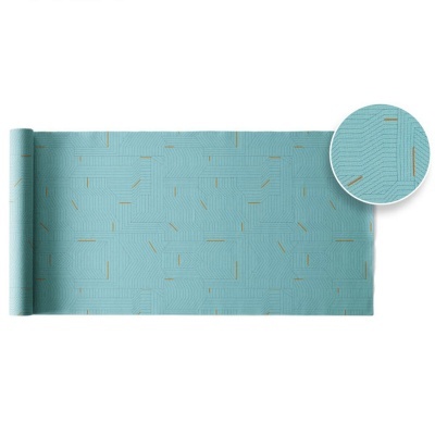 Tapete azul claro com padrão geométrico e riscos amarelos