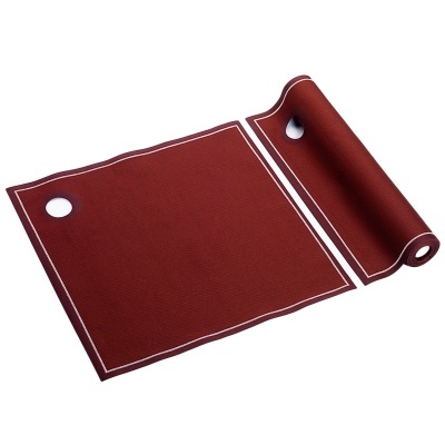 Tapete vermelho escuro com textura rugosa e bordas brancas parcialmente enrolado