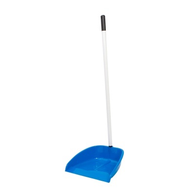 Pá de chão azul com cabo metálico branco.